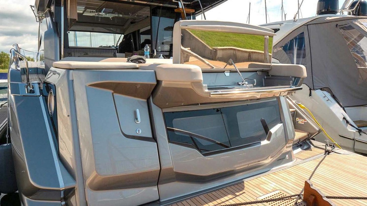 Продается моторная яхта с флайбриджем CRANCHI E52S